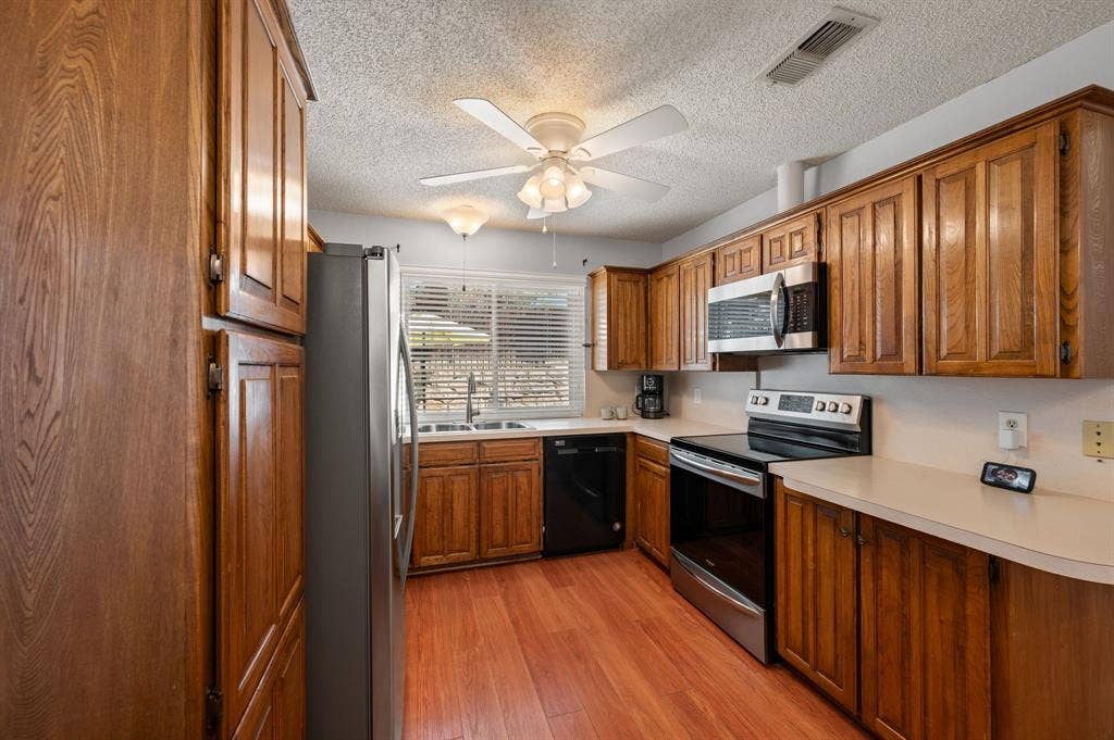 3500 Primrose Lane, Bedford, TX 76021