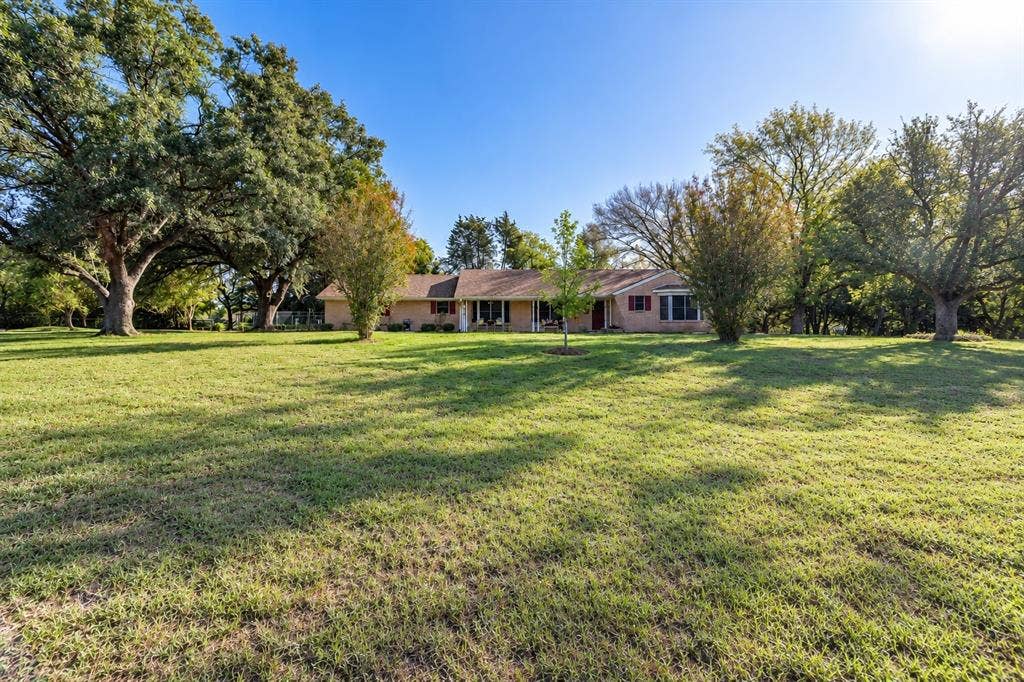 907 N Elm Street, Kemp, TX 75143 907 N Elm Street, Kemp, TX 75143
