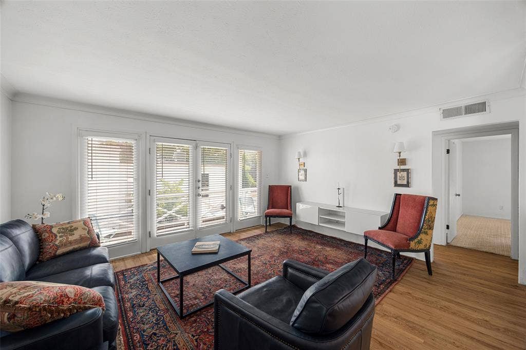 5907 E University Boulevard, #201, Dallas, TX 75206 Great living area