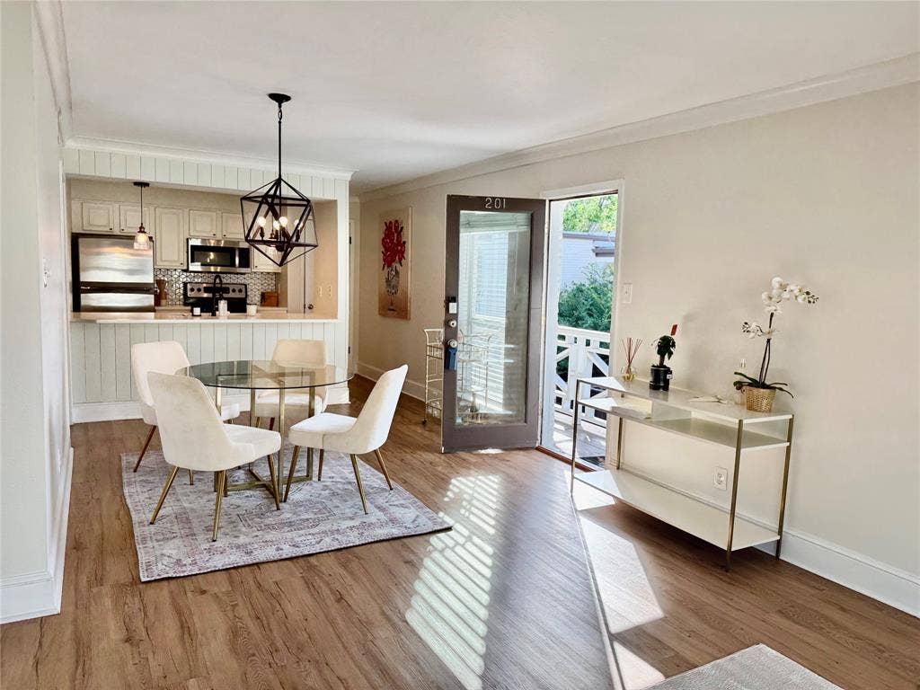 5907 E University Boulevard, #201, Dallas, TX 75206 Eat at Kitchen counter and nice dinning space
