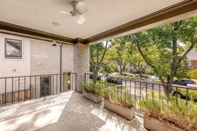 4009 Prescott Avenue, Dallas, TX 75219 Upstairs balcony