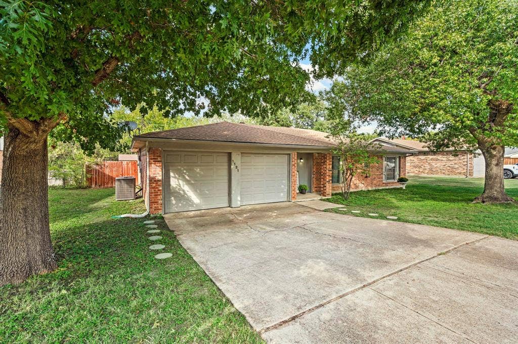 1121 Timbercreek Road, Benbrook, TX 76126