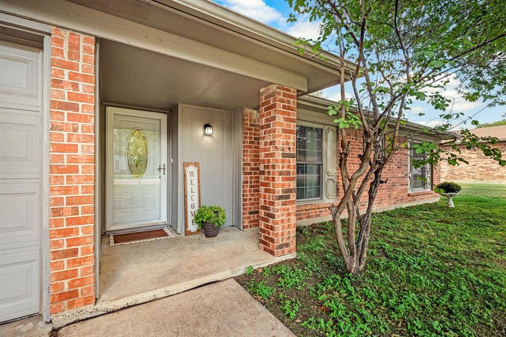 1121 Timbercreek Road, Benbrook, TX 76126