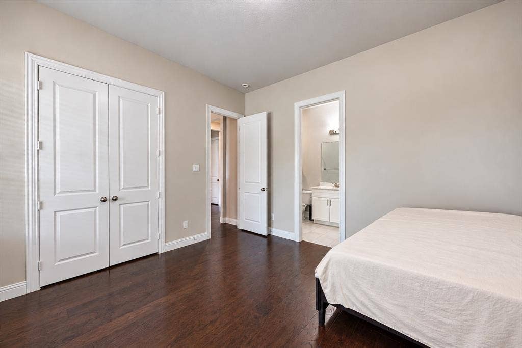 1603 Coventry Court, Farmers Branch, TX 75234 Rich wood-finish flooring with light-toned walls