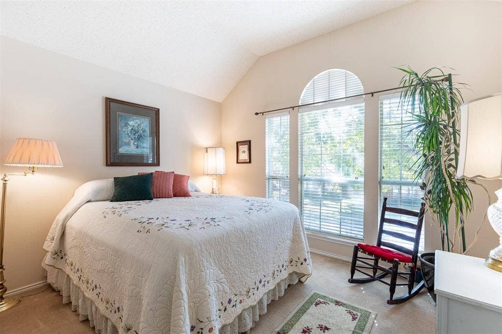 10208 Noel Drive, Frisco, TX 75035 Upstairs secondary bedroom with natural light.