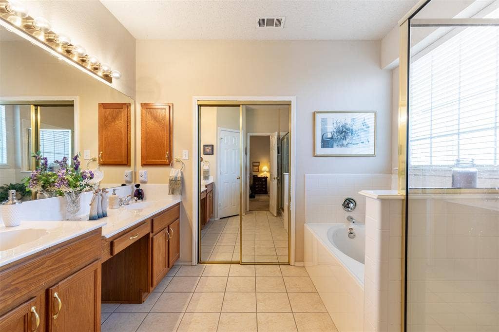 10208 Noel Drive, Frisco, TX 75035 En-suite bath with dual sinks.