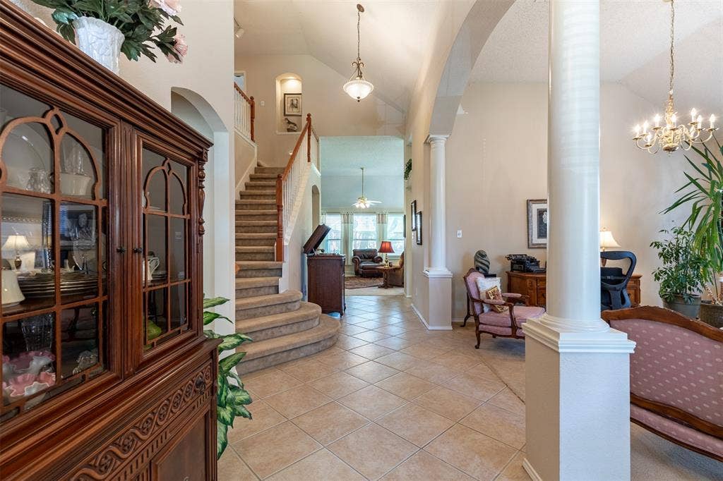 10208 Noel Drive, Frisco, TX 75035 Open-concept entry through the heart of the home.