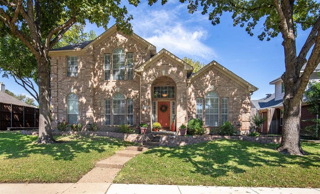 10208 Noel Drive, Frisco, TX 75035 Beautiful 2 story home located in Hillcrest Meadows of Frisco.