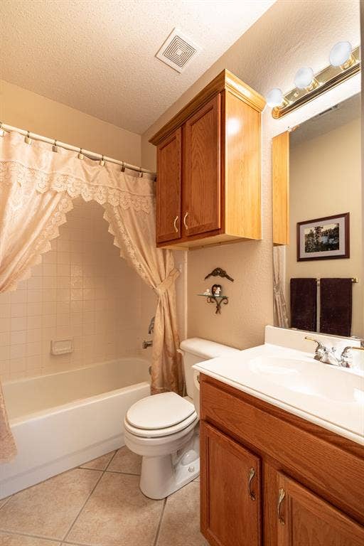 10208 Noel Drive, Frisco, TX 75035 Downstairs full bath with tub/shower combo.