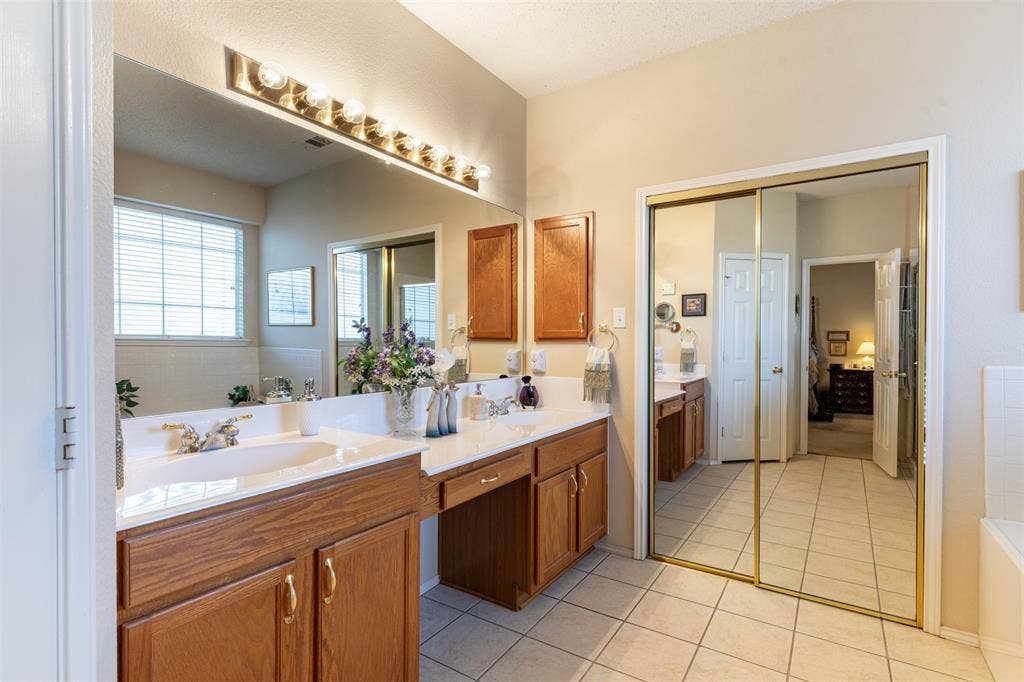 10208 Noel Drive, Frisco, TX 75035 En-suite bath with vanity seating area.