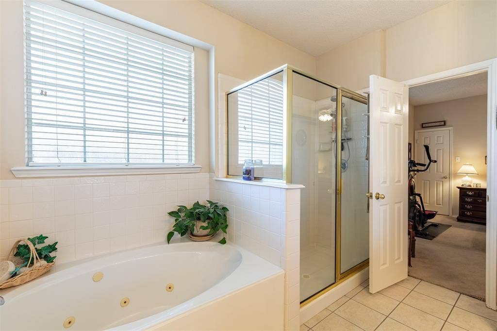 10208 Noel Drive, Frisco, TX 75035 En-suite bath with jetted tub and separate shower.