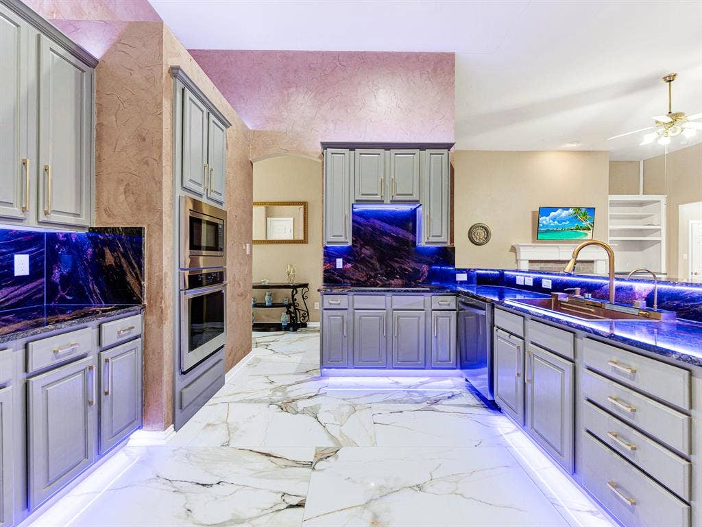 LED lighting highlights the dramatic backsplash, with your choice of color setting the kitchen’s mood. Pick a lively shade and enjoy preparing dinner to your favorite playlist.