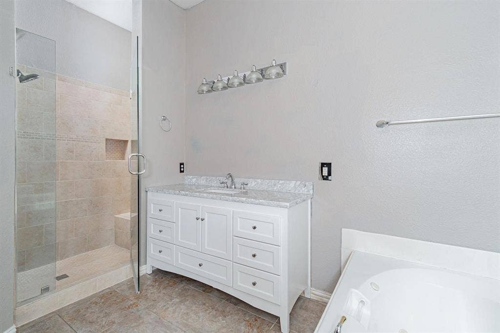 2450 Thorntree Drive, Frisco, TX 75033 2450 Thorntree Drive, Frisco, TX 75033