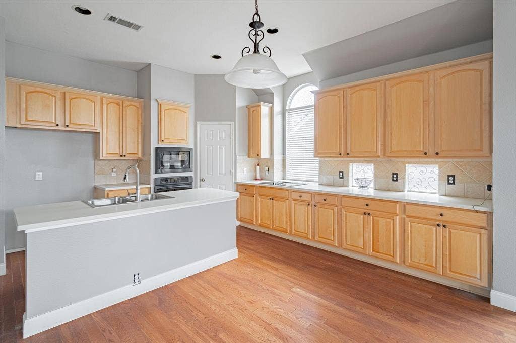 2450 Thorntree Drive, Frisco, TX 75033 2450 Thorntree Drive, Frisco, TX 75033