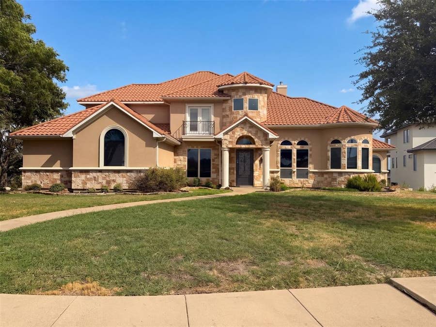 Property photo for 1119 Mallard Pointe Drive, Grand Prairie, TX
