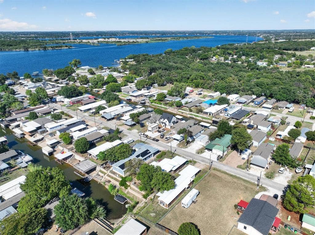 6624 Dayla Court, Granbury, TX 76049 Expansive water body, residential properties, green tree canopy, boat docks, and visible roadways