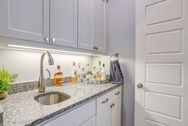 1314 Prestwick Court, Granbury, TX 76048 wet bar between bedrooms