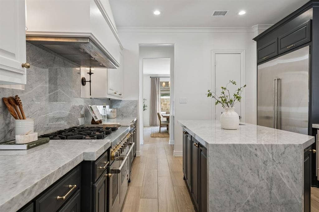 6823 Lakehurst Avenue, Dallas, TX 75230