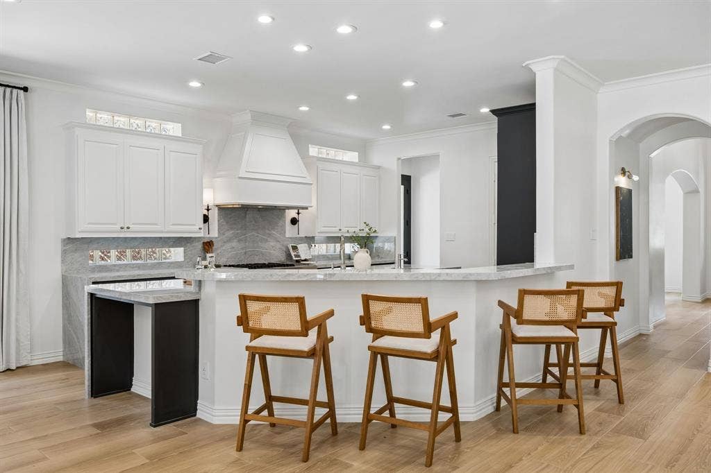 6823 Lakehurst Avenue, Dallas, TX 75230
