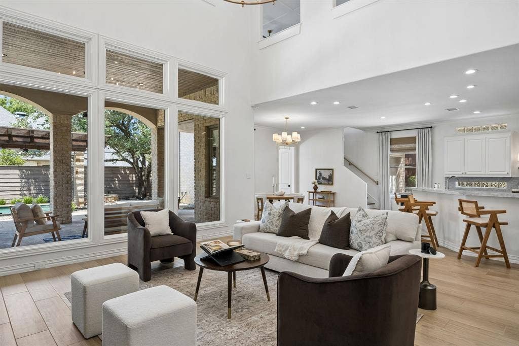 6823 Lakehurst Avenue, Dallas, TX 75230