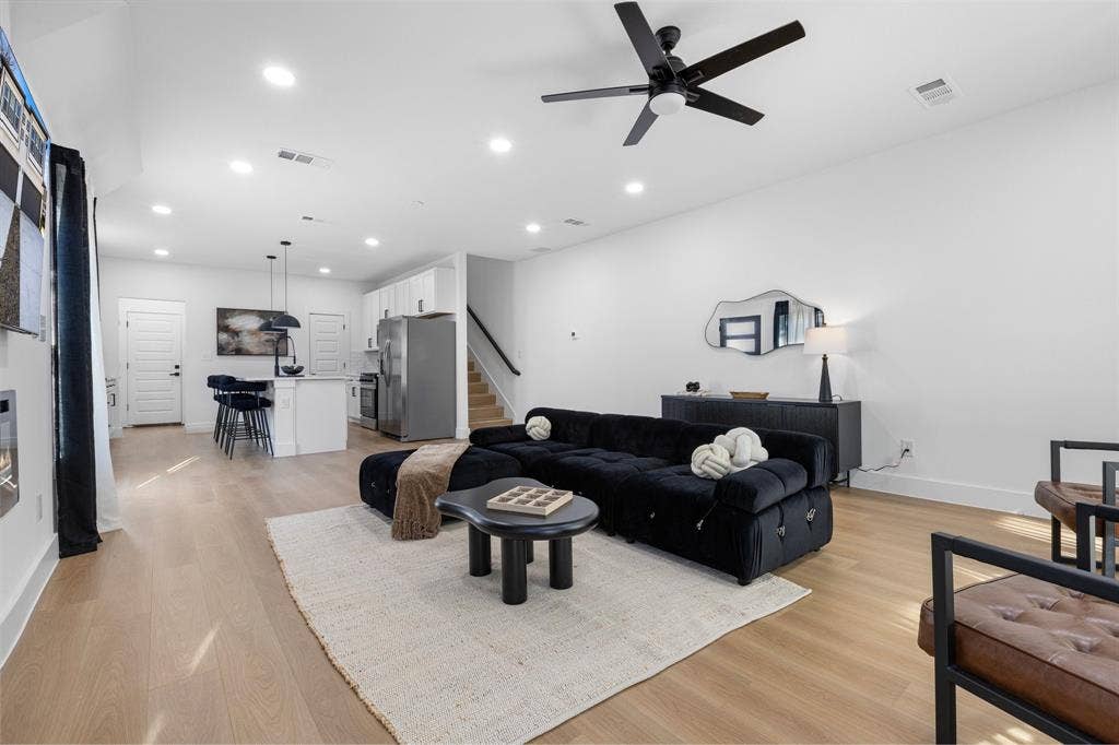 1511 S Barry Avenue, Dallas, TX 75223 1511 S Barry Avenue, Dallas, TX 75223