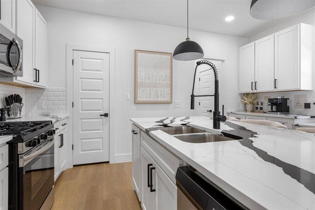 1511 S Barry Avenue, Dallas, TX 75223 1511 S Barry Avenue, Dallas, TX 75223