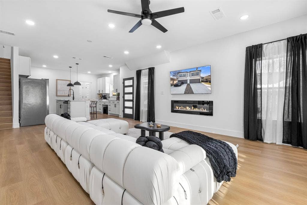 1511 S Barry Avenue, Dallas, TX 75223 1511 S Barry Avenue, Dallas, TX 75223