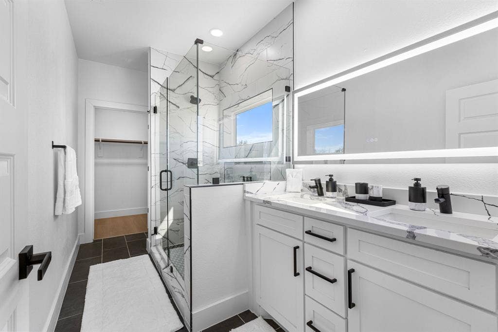 1511 S Barry Avenue, Dallas, TX 75223 1511 S Barry Avenue, Dallas, TX 75223
