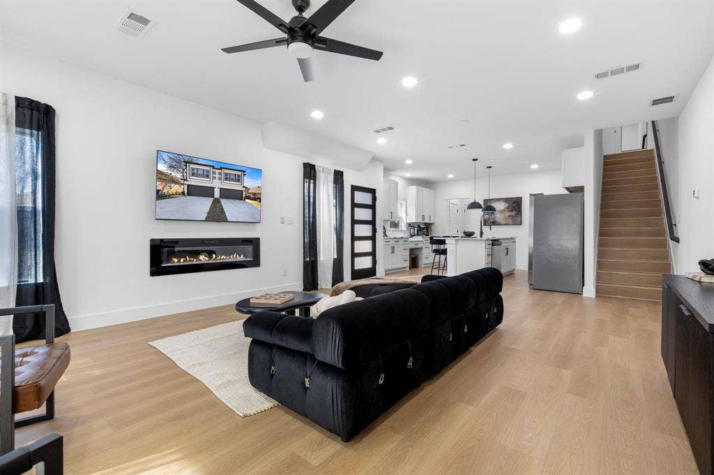 1511 S Barry Avenue, Dallas, TX 75223 1511 S Barry Avenue, Dallas, TX 75223