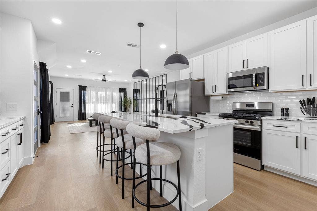 1511 S Barry Avenue, Dallas, TX 75223 1511 S Barry Avenue, Dallas, TX 75223