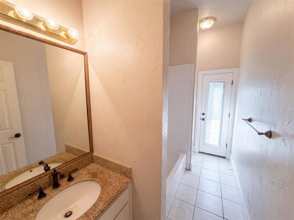 9313 Dosier Cove W, Fort Worth, TX 76179