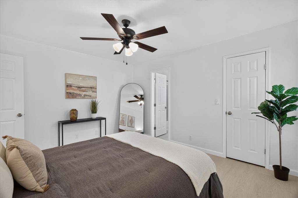 617 S Waxahachie Street, Mansfield, TX 76063 617 S Waxahachie Street, Mansfield, TX 76063