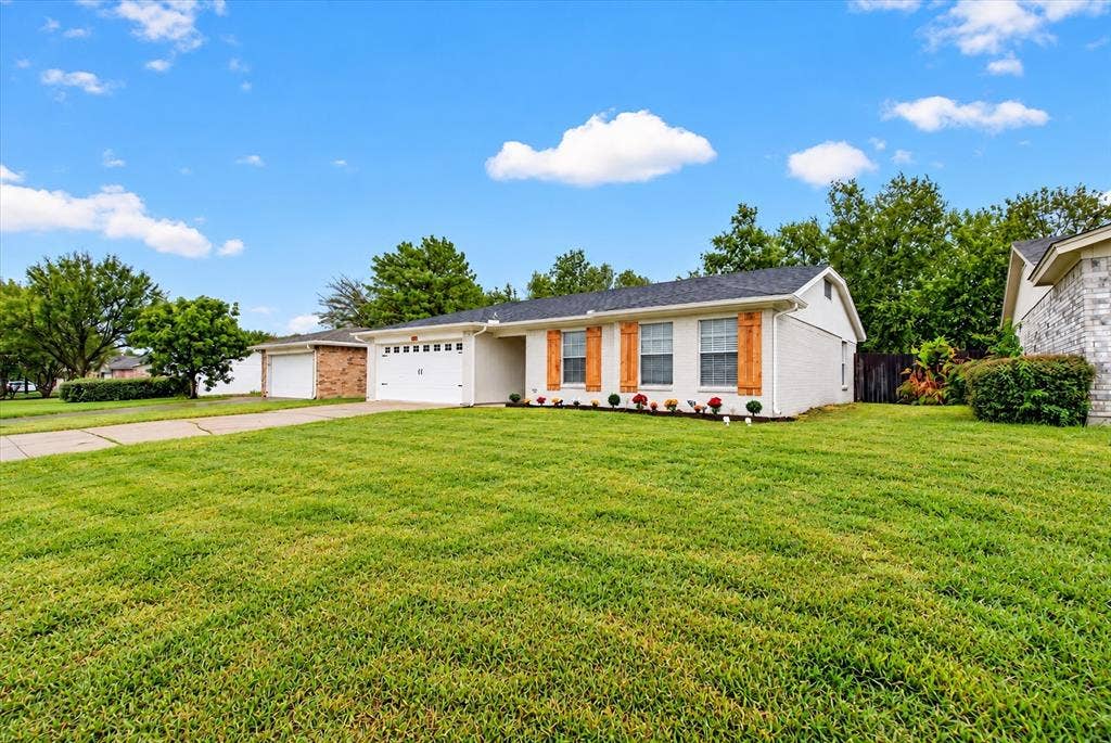 617 S Waxahachie Street, Mansfield, TX 76063 617 S Waxahachie Street, Mansfield, TX 76063