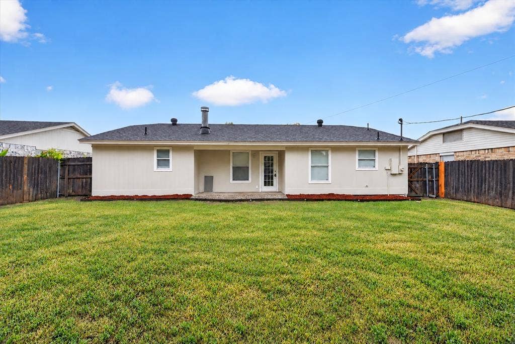 617 S Waxahachie Street, Mansfield, TX 76063 617 S Waxahachie Street, Mansfield, TX 76063