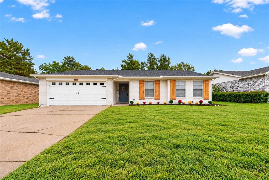 617 S Waxahachie Street, Mansfield, TX 76063 617 S Waxahachie Street, Mansfield, TX 76063