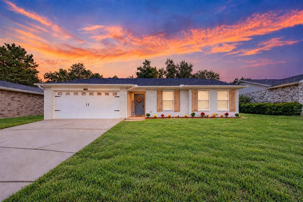617 S Waxahachie Street, Mansfield, TX 76063 617 S Waxahachie Street, Mansfield, TX 76063