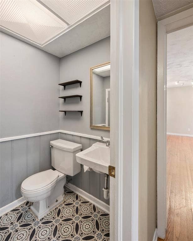 7735 Deer Trail Drive, Dallas, TX 75238 Half bath