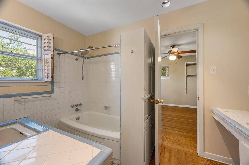 7735 Deer Trail Drive, Dallas, TX 75238 Jack and Jill bath