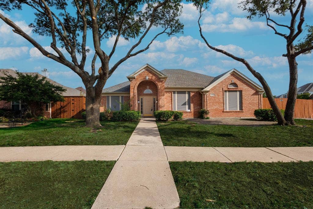 1306 Bentley Drive, Carrollton, TX 75006 Ranch-style house featuring a front lawn