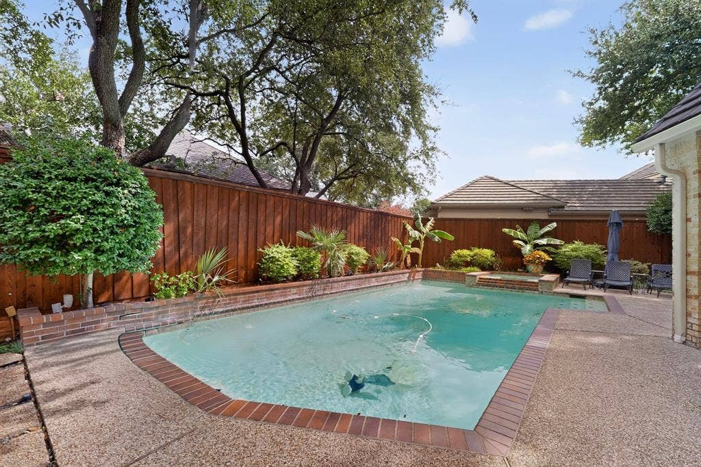 4536 Briar Oaks Circle, Dallas, TX 75287 Swimming pool with brick coping and integrated spa