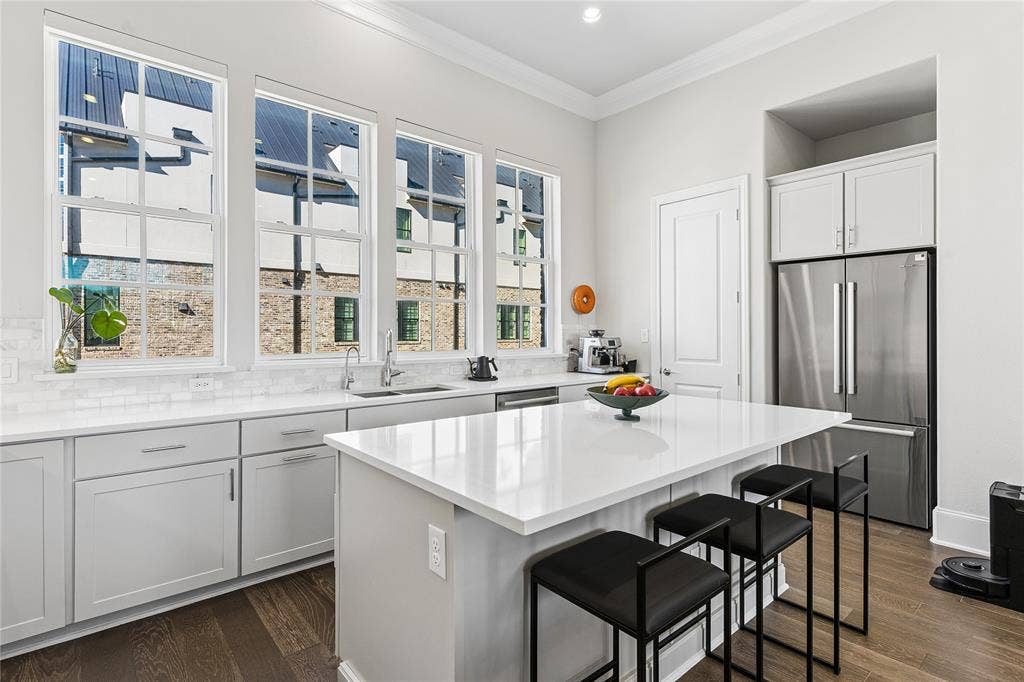 Quartz surfaces, timeline tile backsplash and Bosh appliances.
