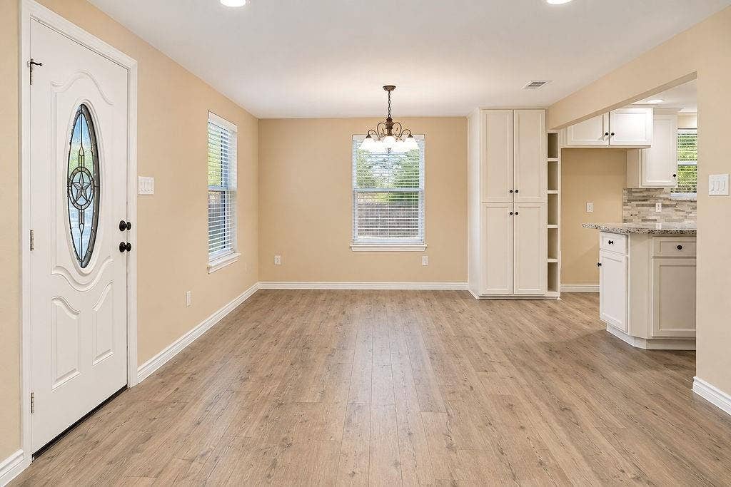 507 Morris Street, Terrell, TX 75160 Living room area with open concept to the dinning area.
