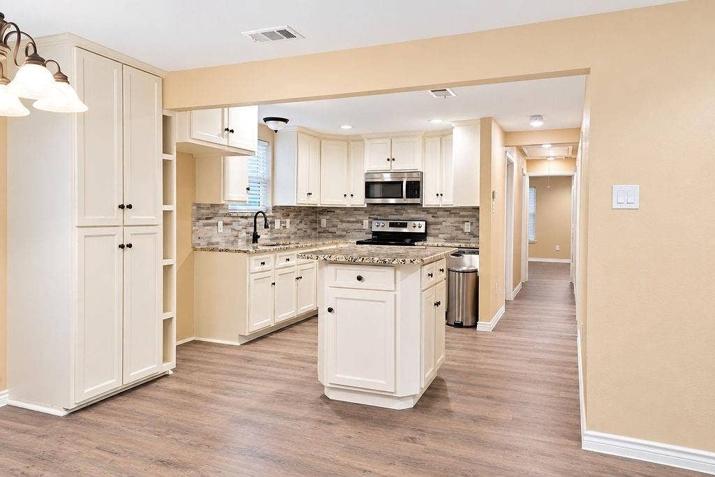 507 Morris Street, Terrell, TX 75160 Open concept kitchen with island perfect for entertaining.