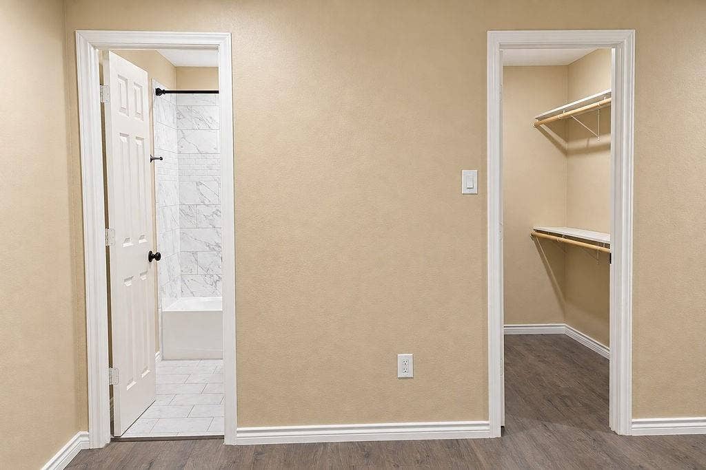 507 Morris Street, Terrell, TX 75160 Owners suite with large walk in closet and bathroom.