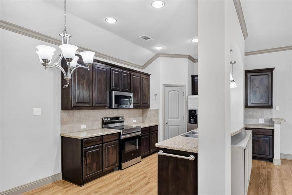 KITCHEN WITH STAINLESS STEEL APPLIANCES