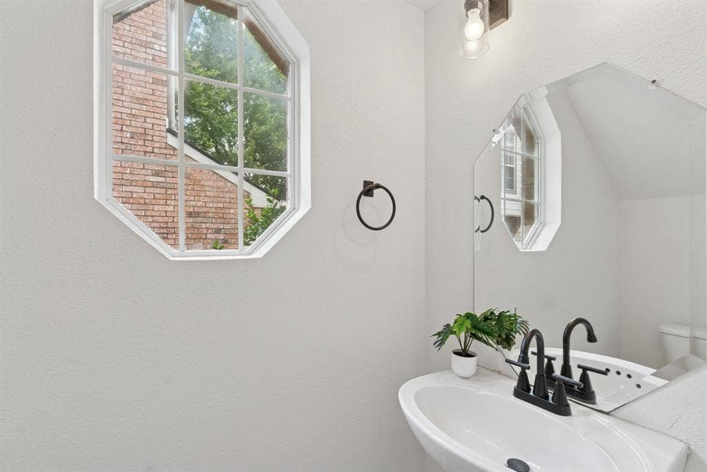 4816 Rockcreek Lane, Plano, TX 75024 Octagonal window with grid panes