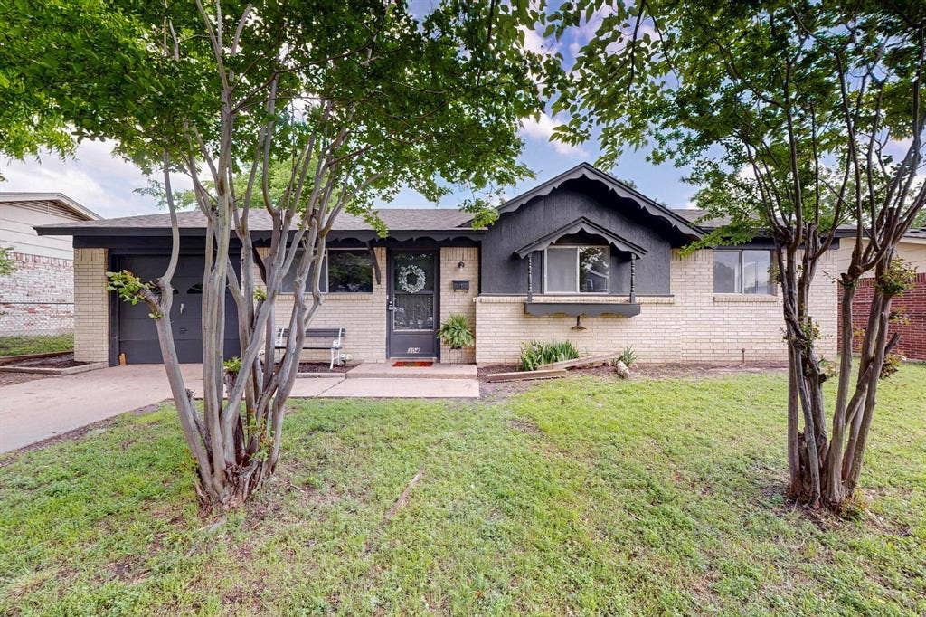 304 NW Summercrest Boulevard, Burleson, TX 76028 304 NW Summercrest Boulevard, Burleson, TX 76028