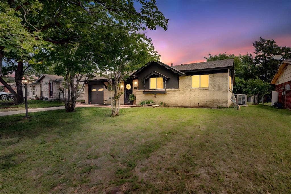 304 NW Summercrest Boulevard, Burleson, TX 76028 Virtually altered*