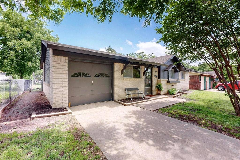 304 NW Summercrest Boulevard, Burleson, TX 76028 304 NW Summercrest Boulevard, Burleson, TX 76028