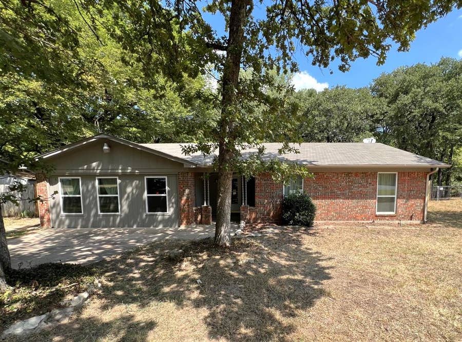 Property photo for 213 Glenhaven Drive, Azle, TX